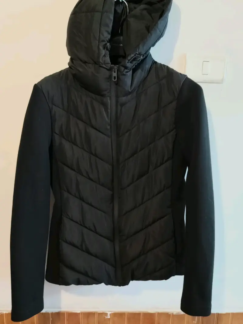 Chaqueta negra con capucha acolchada Zara - 1