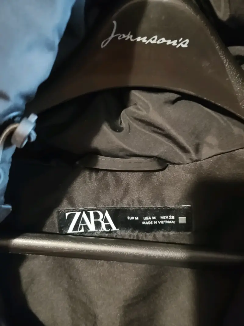 Chaqueta negra con capucha acolchada Zara - 2
