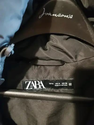 Chaqueta negra con capucha acolchada Zara - miniatura 2