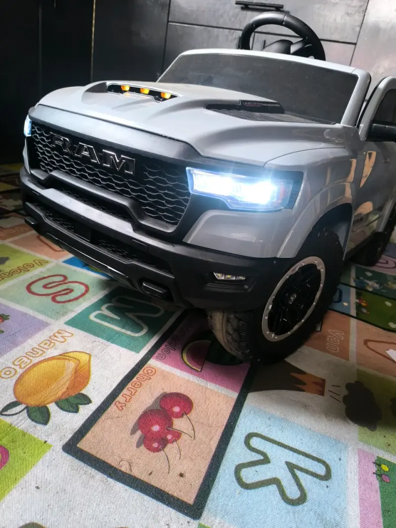 Camioneta eléctrica para niños RAM con luces LED - 1