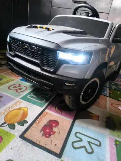 Camioneta eléctrica para niños RAM con luces LED - miniatura 1