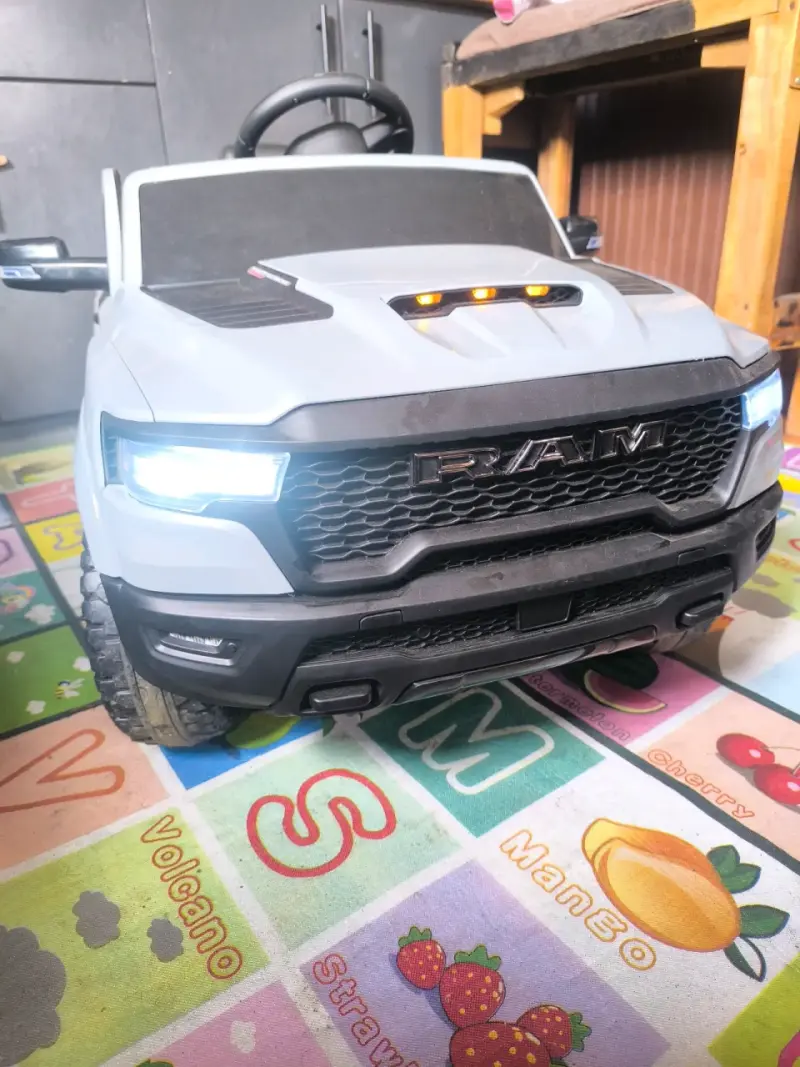 Camioneta eléctrica para niños RAM con luces LED - 2