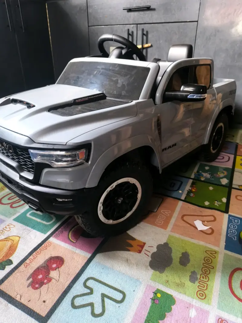 Camioneta eléctrica para niños RAM con luces LED - 3
