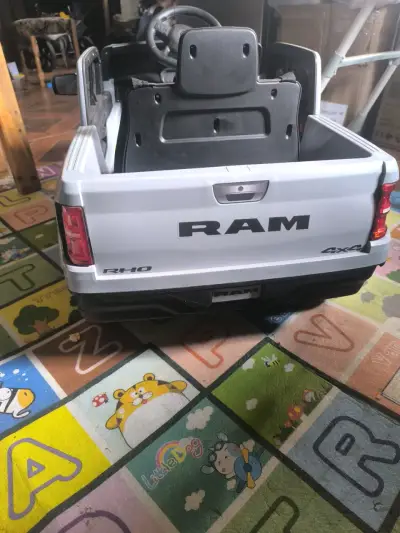 Camioneta eléctrica para niños RAM con luces LED - miniatura 5
