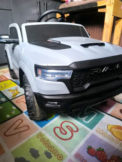 Camioneta eléctrica para niños RAM con luces LED - miniatura 6