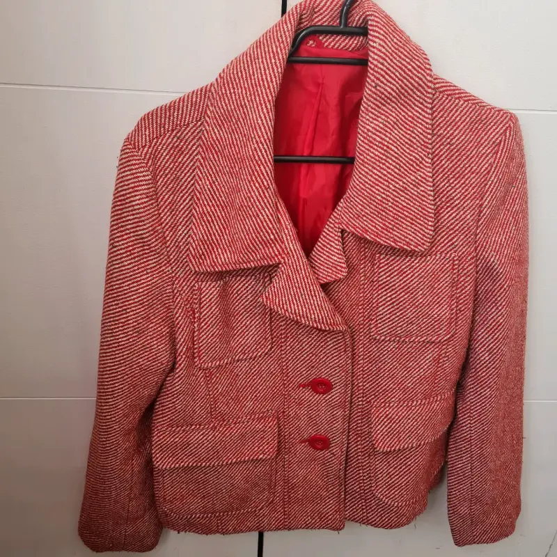 Chaqueta de lana roja con botones