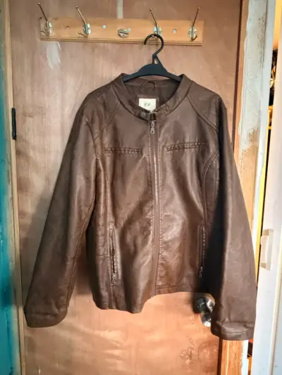 Chaqueta de cuerina marrón para mujer - miniatura 1