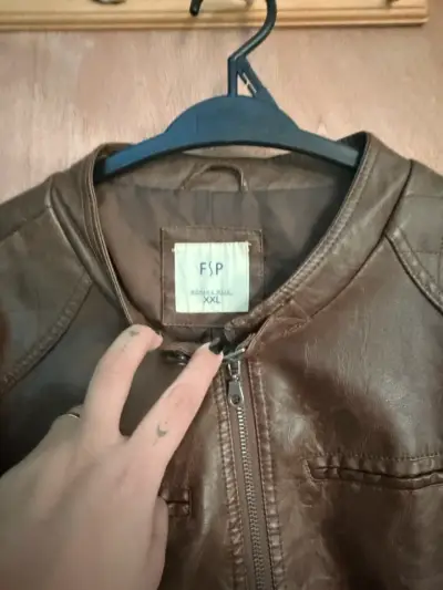 Chaqueta de cuerina marrón para mujer - miniatura 2