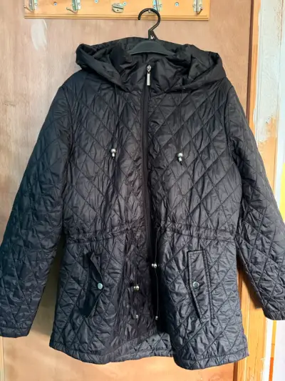 Chaqueta acolchada negra con capucha - miniatura 1