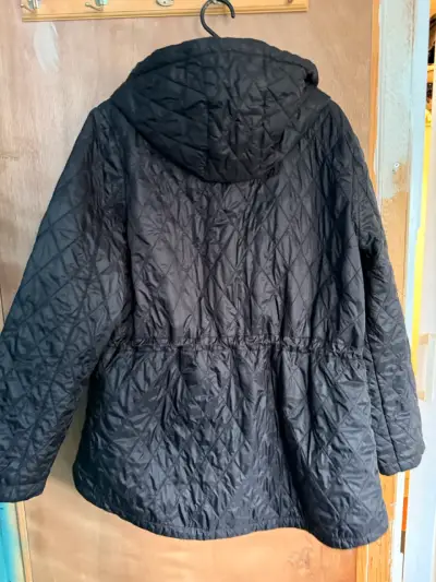 Chaqueta acolchada negra con capucha - miniatura 3