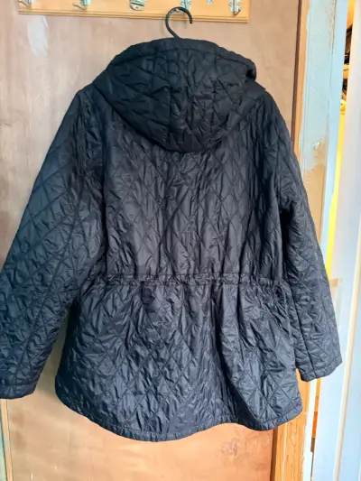 Chaqueta acolchada negra con capucha - miniatura 4