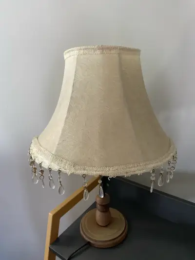 Lámpara de mesa vintage con pantalla beige - miniatura 1