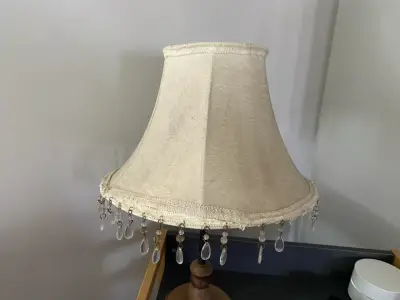 Lámpara de mesa vintage con pantalla beige - miniatura 2