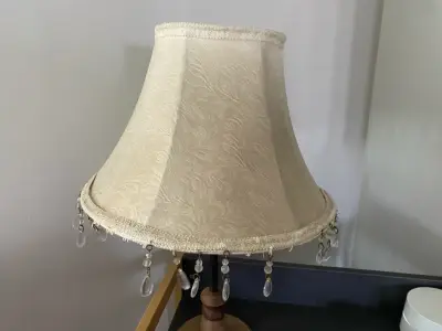 Lámpara de mesa vintage con pantalla beige - miniatura 3