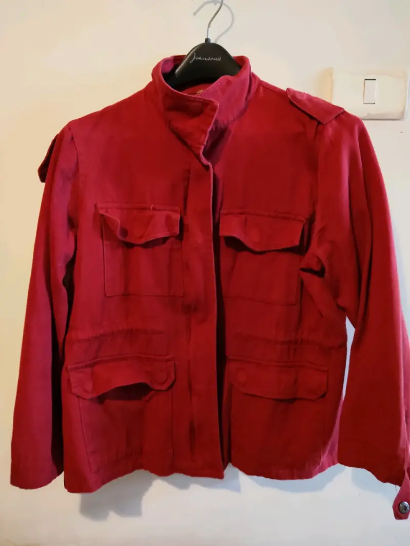 Chaqueta roja de algodón con bolsillos