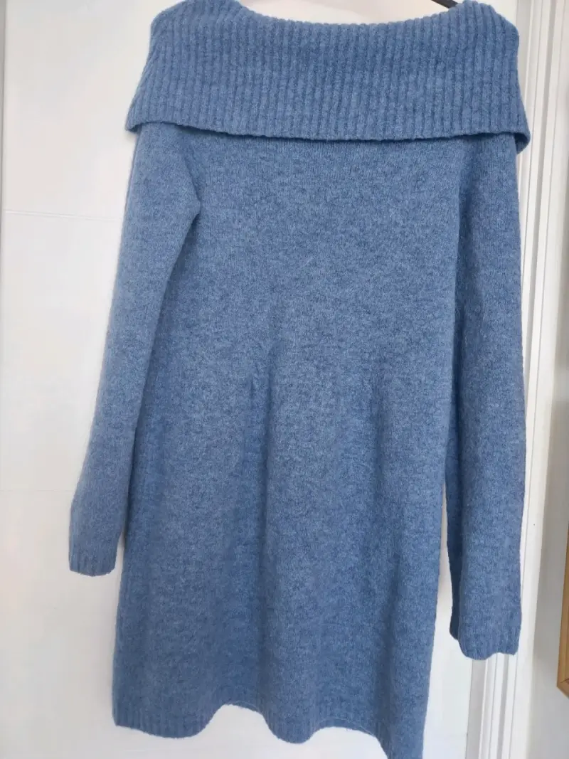 Vestido de lana azul con cuello ancho