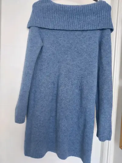 Vestido de lana azul con cuello ancho - miniatura 1