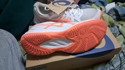 Zapatillas deportivas Asics blancas y naranjas - miniatura 1