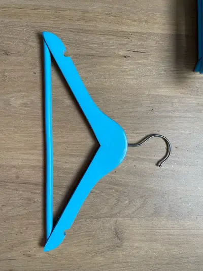 Gancho de ropa de madera color azul - miniatura 1