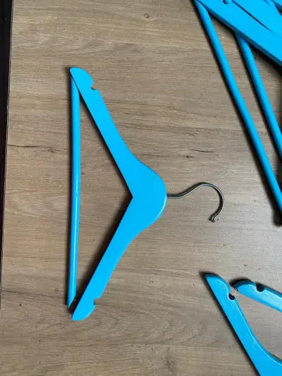 Gancho de ropa de madera color azul - miniatura 2