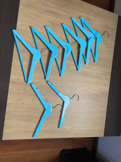 Gancho de ropa de madera color azul - miniatura 3