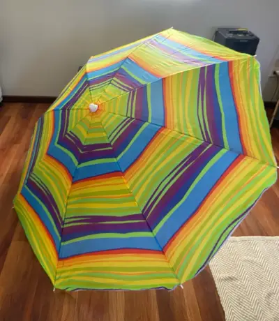 Paraguas de playa a rayas multicolor - miniatura 1