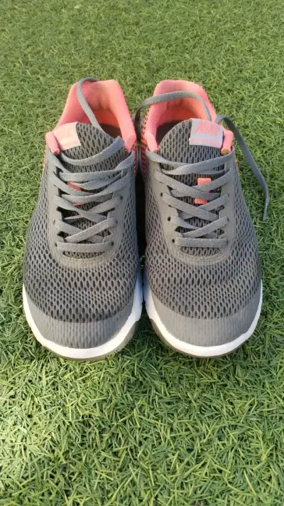 Zapatillas deportivas Nike gris y rosado - miniatura 1