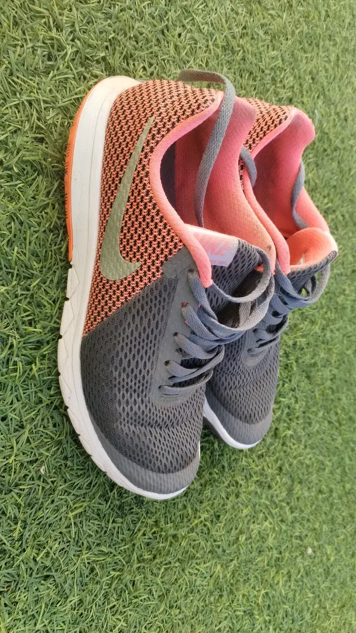 Zapatillas deportivas Nike gris y rosado - 2