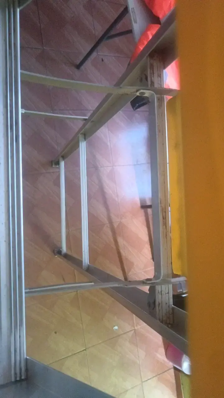 Escalera de aluminio plegable resistente - 4