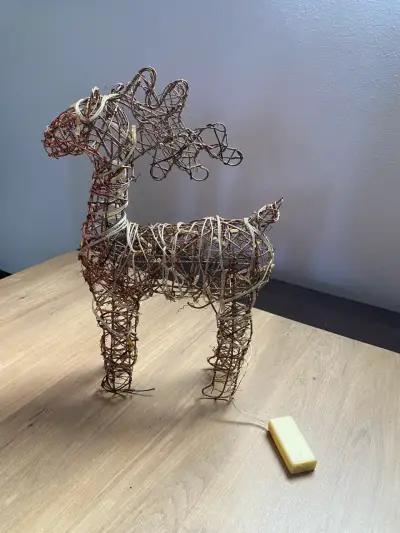 Figura decorativa de reno en mimbre navideña - miniatura 1