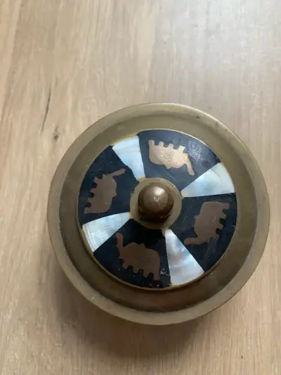 Adorno decorativo  metal con diseño de elefantes - miniatura 2