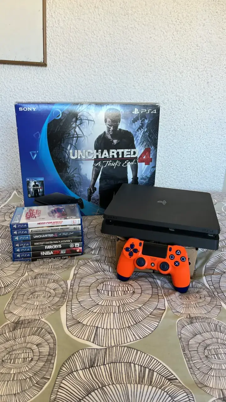 Consola PS4 con juegos y control naranja - 1