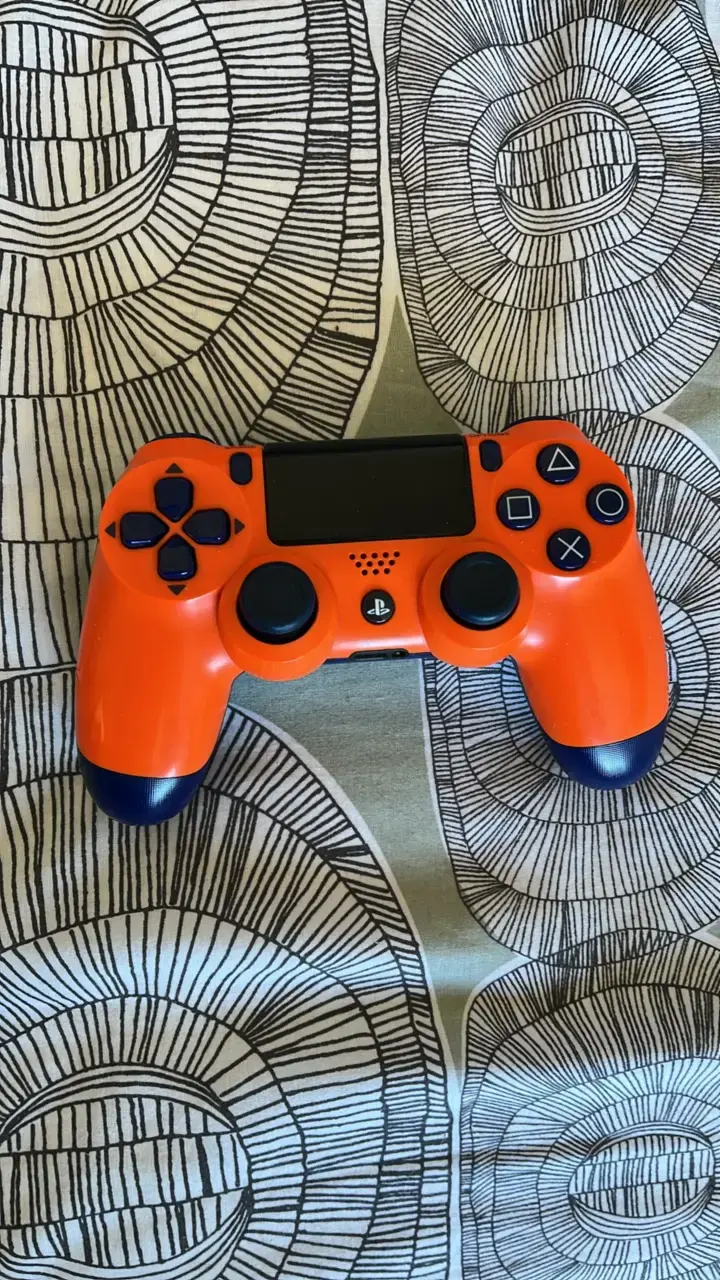 Consola PS4 con juegos y control naranja - 2