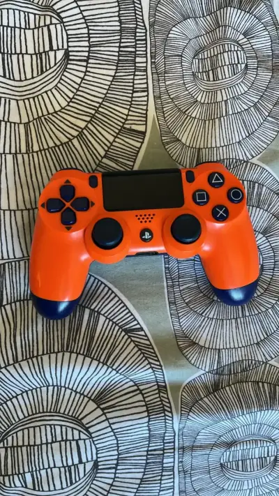 Consola PS4 con juegos y control naranja - miniatura 2