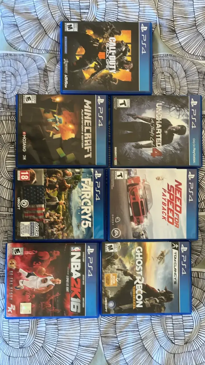 Consola PS4 con juegos y control naranja - 3