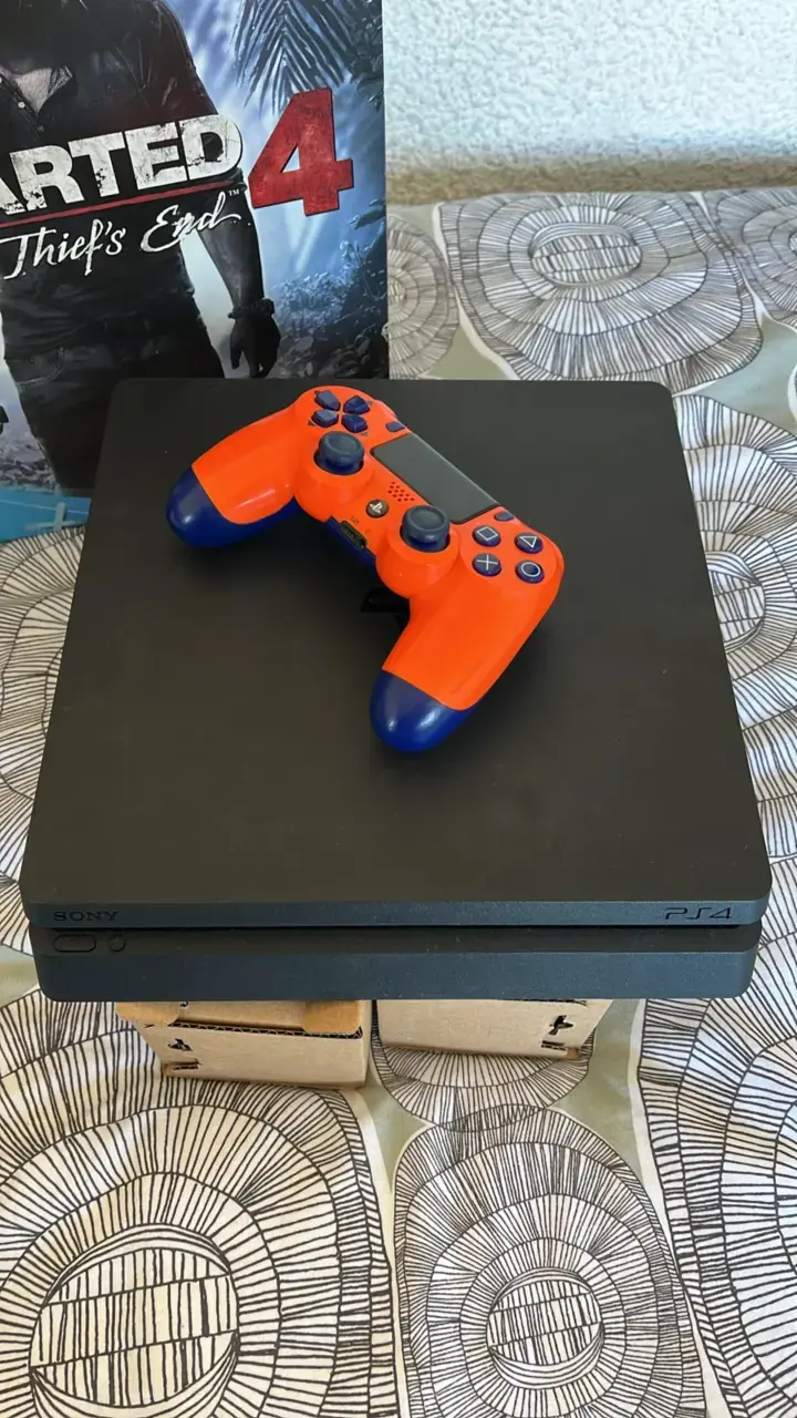 Consola PS4 con juegos y control naranja - 4