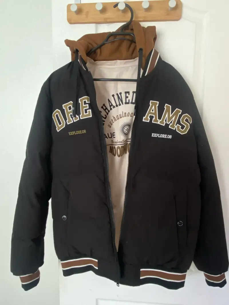 Chaqueta acolchada negra con capucha