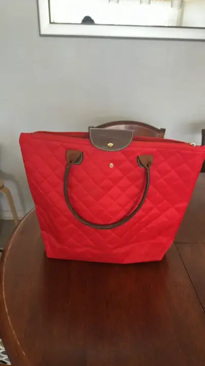 Bolso tote rojo acolchado elegante - miniatura 1