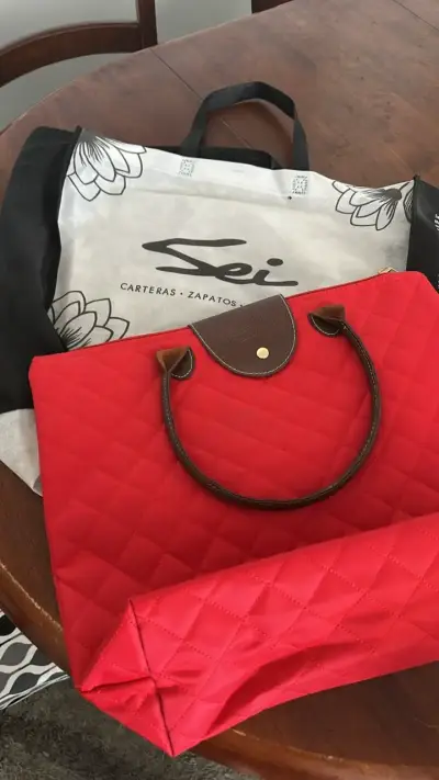 Bolso tote rojo acolchado elegante - miniatura 3