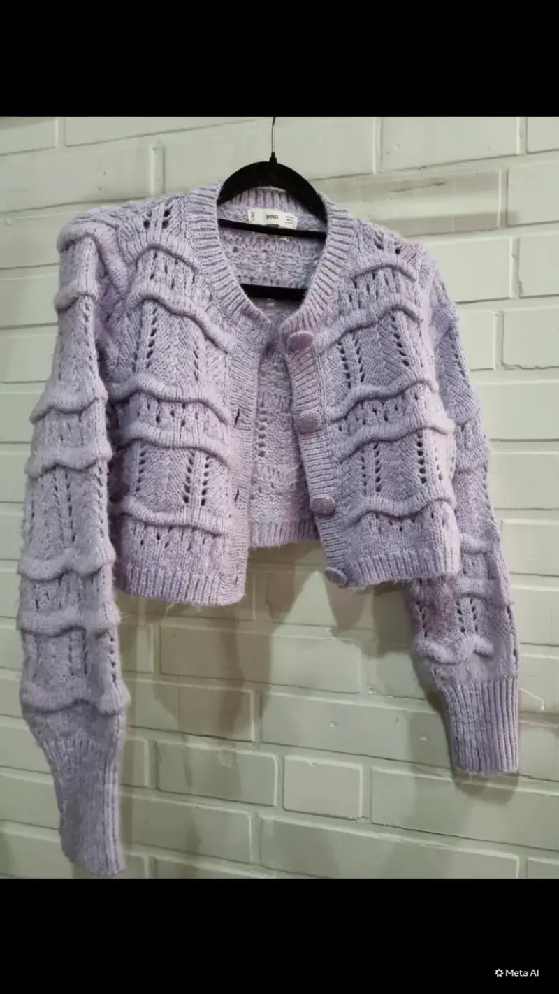 Cardigan de punto lila con diseño calado