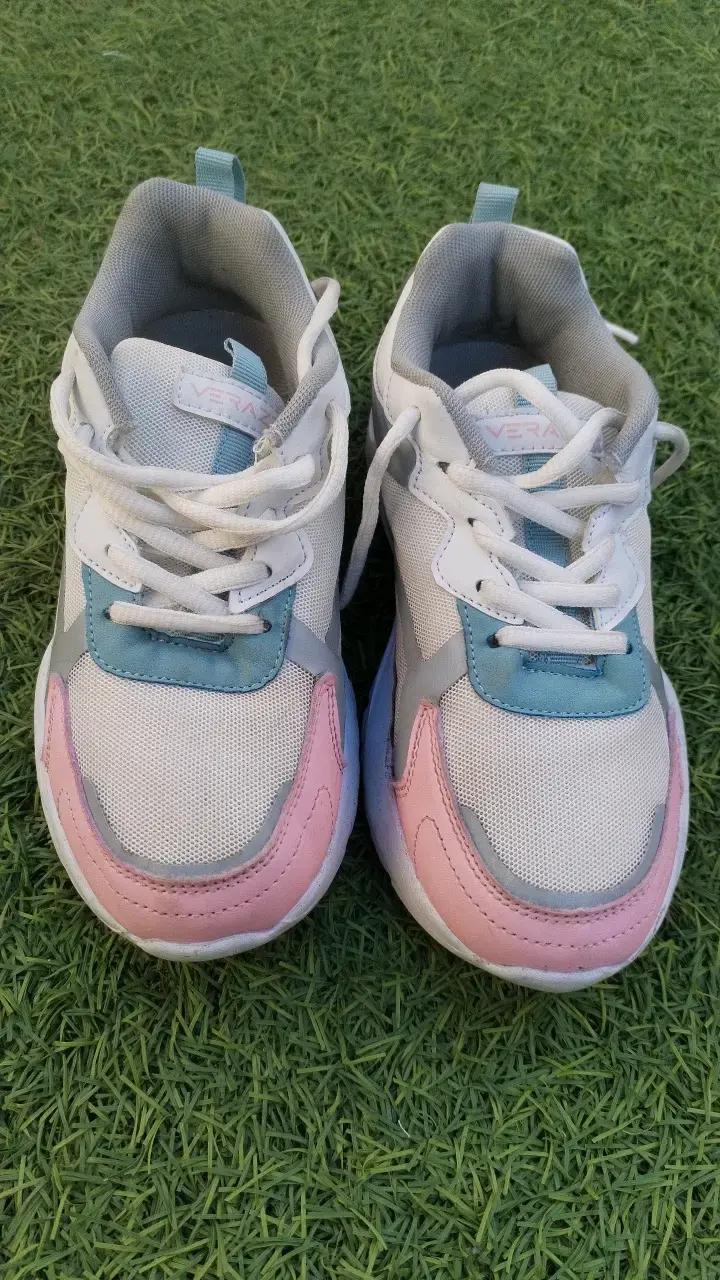 Zapatillas deportivas blancas con detalles rosados - 1