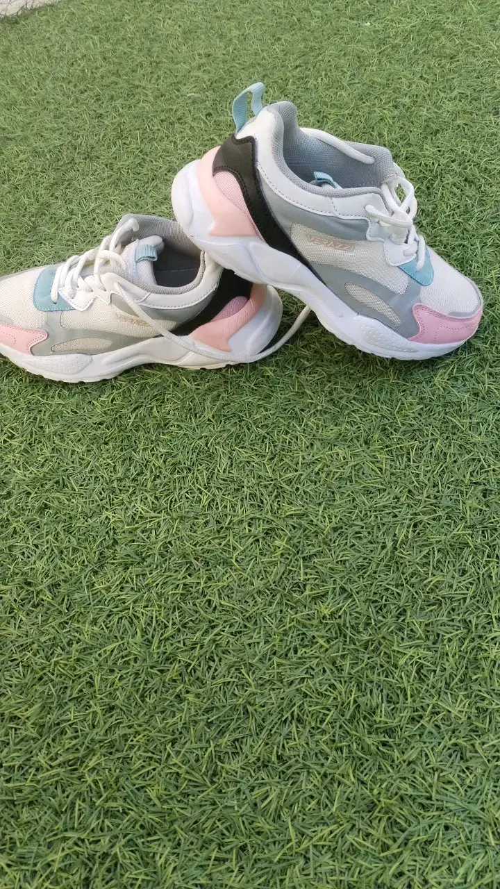 Zapatillas deportivas blancas con detalles rosados - 2