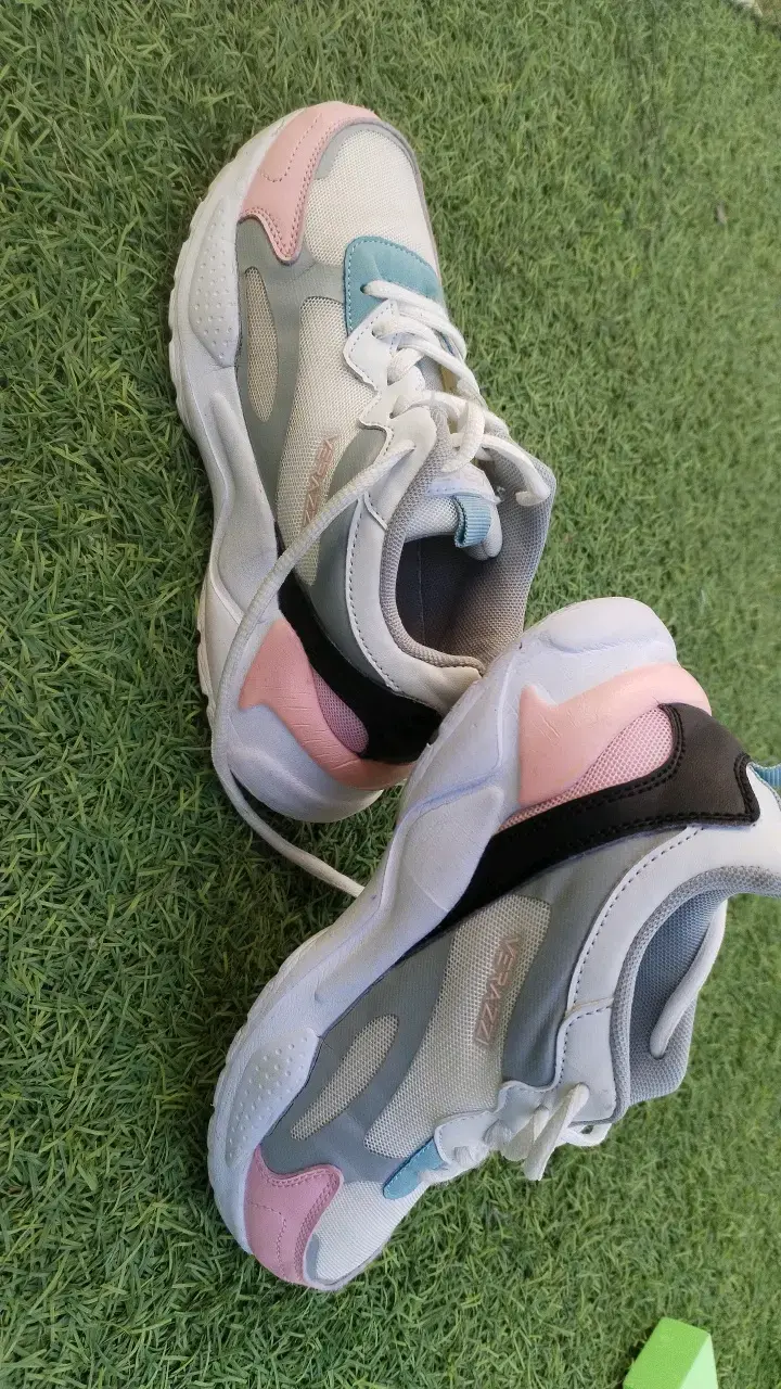 Zapatillas deportivas blancas con detalles rosados - 3