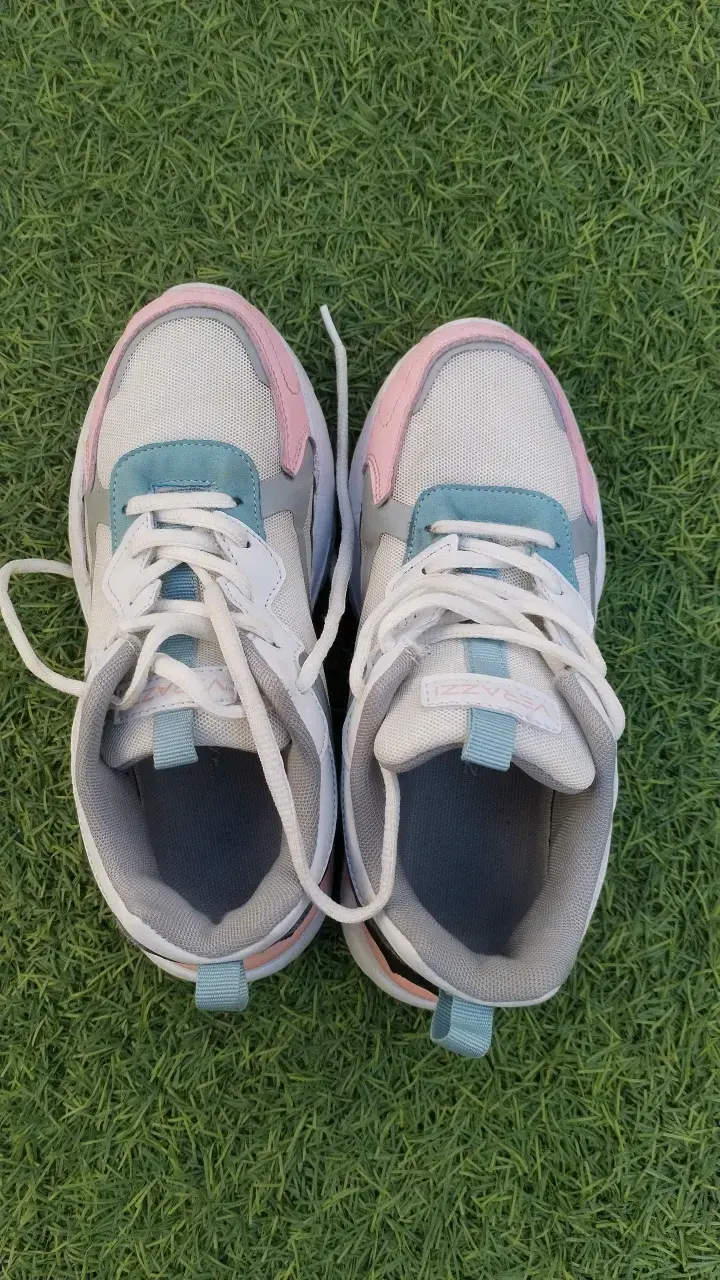 Zapatillas deportivas blancas con detalles rosados - 4