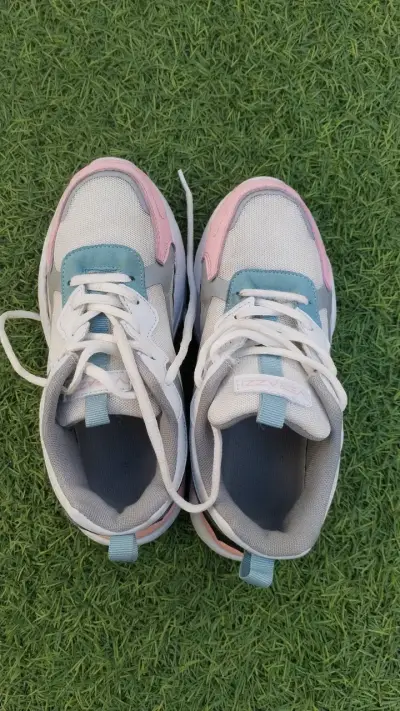 Zapatillas deportivas blancas con detalles rosados - miniatura 4