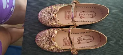 Zapatos de niña Fashion Kids dorados con brillo - miniatura 1