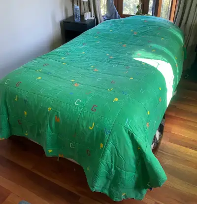 Cubrecama verde con letras infantiles - miniatura 1