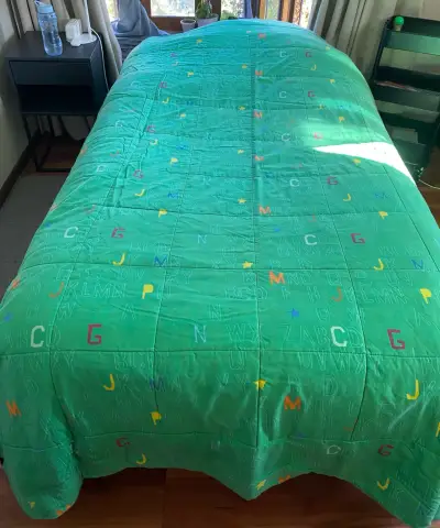Cubrecama verde con letras infantiles - miniatura 2