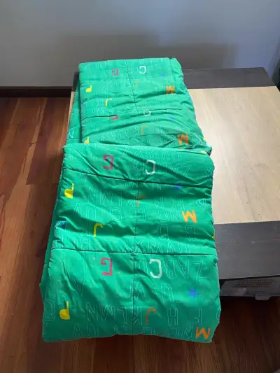Cubrecama verde con letras infantiles - miniatura 3
