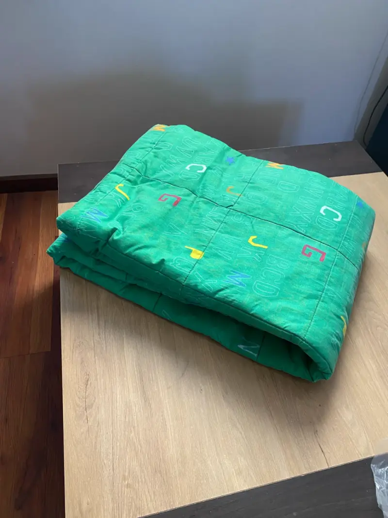 Cubrecama verde con letras infantiles - 4